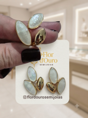 Conjunto luxo em madrepérola.(Anel e brinco)