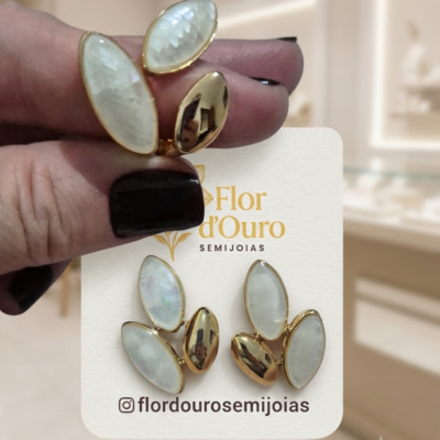 Conjunto luxo em madrepérola.(Anel e brinco)