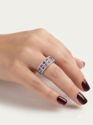 Anel meia aliança cravejado com micro zirconias e pedras de zirconia cristal. (Regulável))