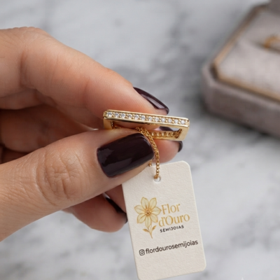 Anel quadrado com micro zirconias, banhado a ouro 18k.