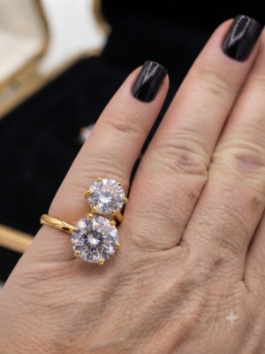 Anel duplo zirconia banhado a ouro 18k . Regulável.