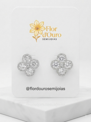 Brinco trevo em zirconia cristal.