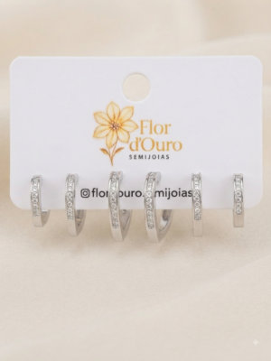 Brinco trio coração com micro zirconias.