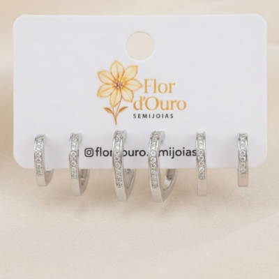 Brinco trio coração com micro zirconias.