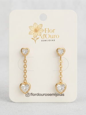 Brinco pêndulo coração com zirconia cristal.
