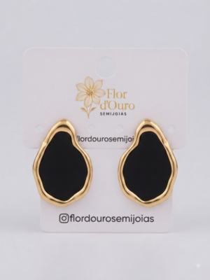 Brinco orgânico esmaltado em preto.