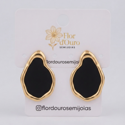 Brinco orgânico esmaltado em preto.