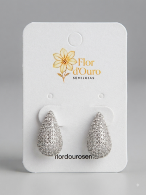 Brinco gota cravejado em micro zirconias.
