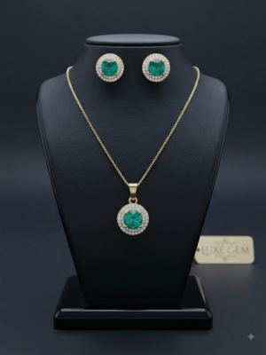 Conjunto cravejado com zirconia verde e micro zirconias cristal.