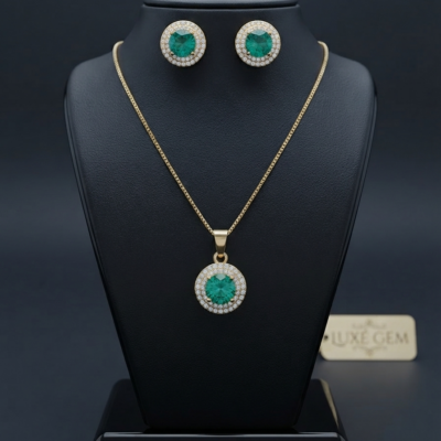Conjunto cravejado com zirconia verde e micro zirconias cristal.