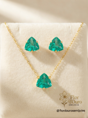 Conjunto pedra em zirconia formato triangular, verde.