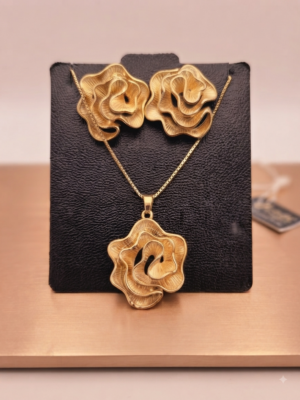 Conjunto rosa estilizada.