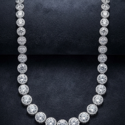 Riviera redonda, cravejada em zirconia cristal, banhado a ródio.  45cm.
