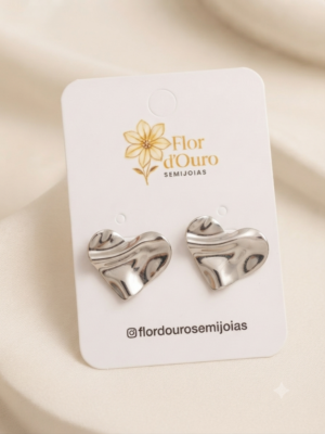 Brinco coração orgânico, banhado no ródio.