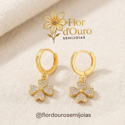 Argolinha trevo cravejado, no banho de ouro 18k.